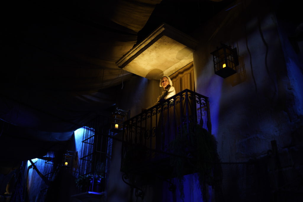 An actress in Palos port, immersive walkthrough "Allende la Mar Oceana", Puy du Fou España, Toledo. © Puy du Fou